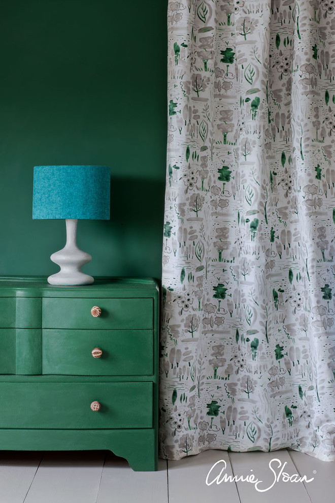 Inspiration för lantliga vardagsrum, med gröna väggar, målat trägolv och beiget golv