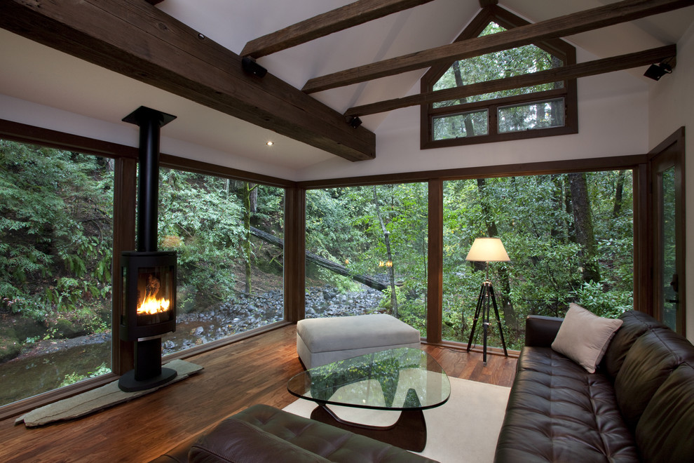 Idee per un soggiorno stile rurale con pareti bianche e stufa a legna