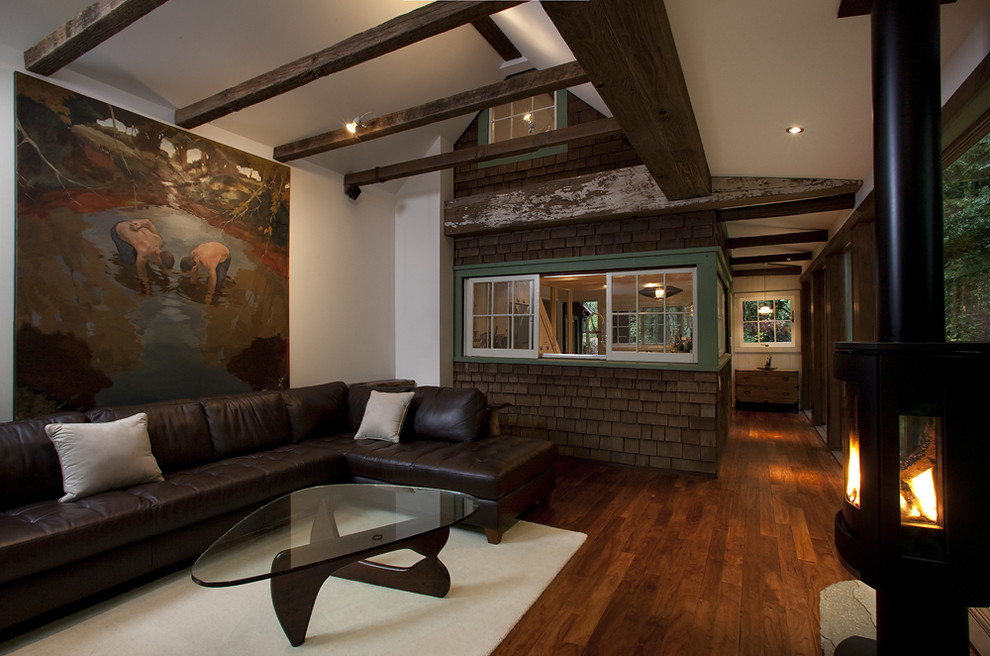 Idee per un soggiorno rustico con pareti bianche e stufa a legna