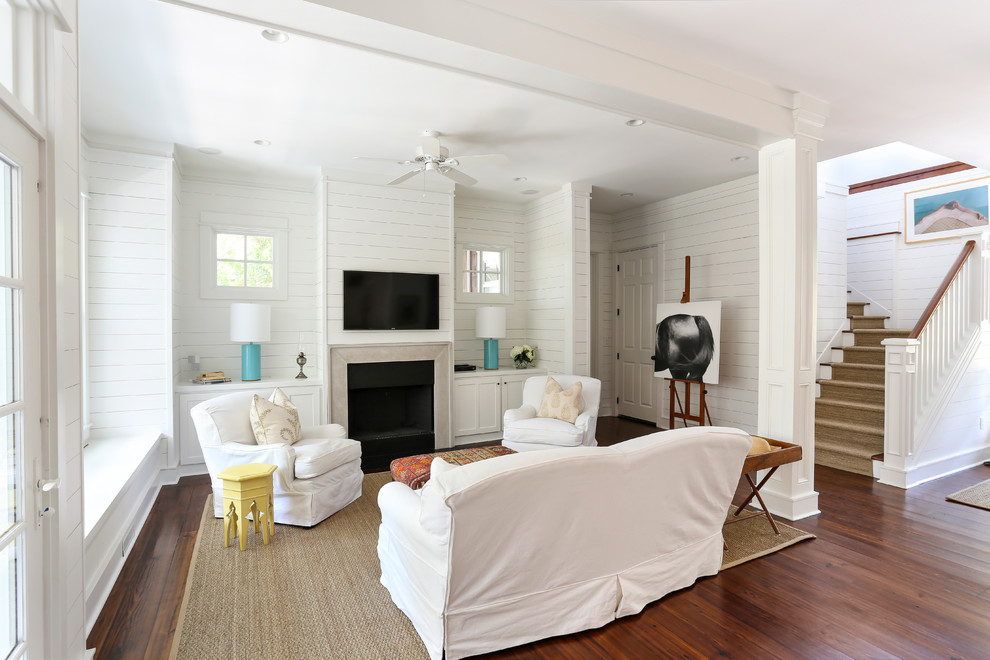 Mittelgroßes Maritimes Wohnzimmer mit weißer Wandfarbe, braunem Holzboden und TV-Wand in San Francisco