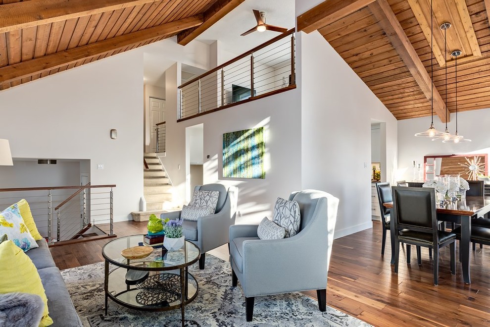 Diseño de salón tipo loft tradicional renovado grande con paredes blancas y suelo de madera en tonos medios