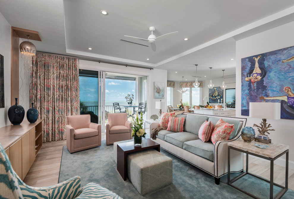Idee per un grande soggiorno stile marino aperto con pareti beige, pavimento in gres porcellanato, TV a parete e pavimento beige
