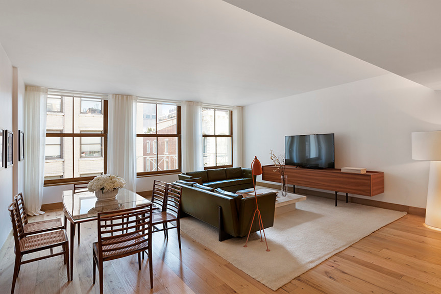 Modelo de salón para visitas abierto minimalista de tamaño medio sin chimenea con paredes blancas, suelo de madera clara, televisor independiente y suelo beige
