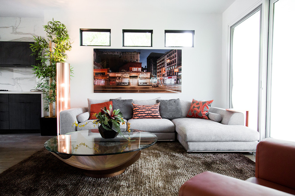 Repräsentatives, Fernseherloses, Offenes Modernes Wohnzimmer mit weißer Wandfarbe in Atlanta