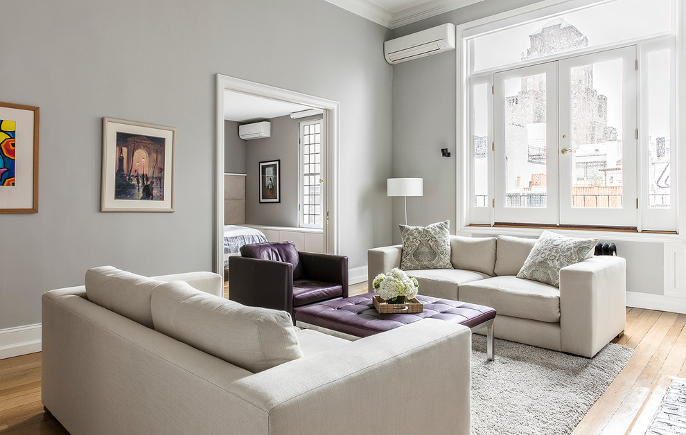 Ispirazione per un grande soggiorno minimalista chiuso con pareti grigie e parquet chiaro