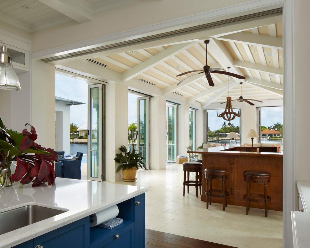 Immagine di un ampio soggiorno tropicale aperto con angolo bar, pareti beige e pavimento in gres porcellanato