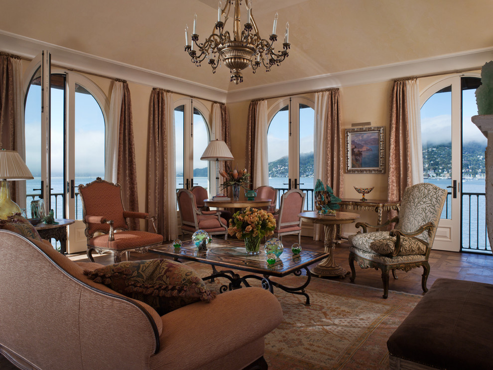 Foto di un grande soggiorno mediterraneo aperto con sala formale, pareti beige, parquet scuro, nessuna TV e pavimento marrone