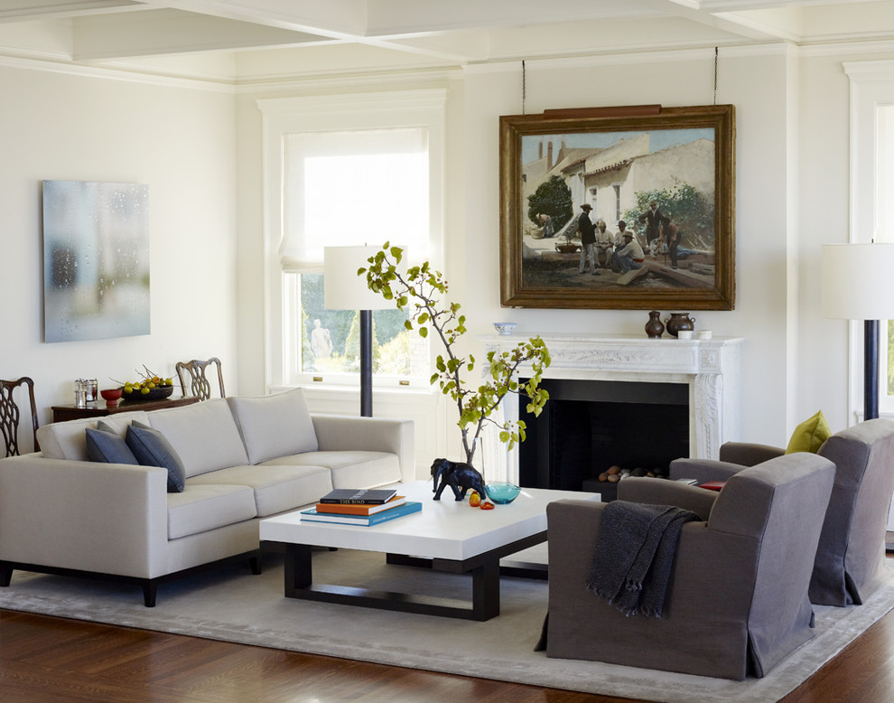 Klassisches Wohnzimmer mit beiger Wandfarbe, braunem Holzboden und Kamin in San Francisco