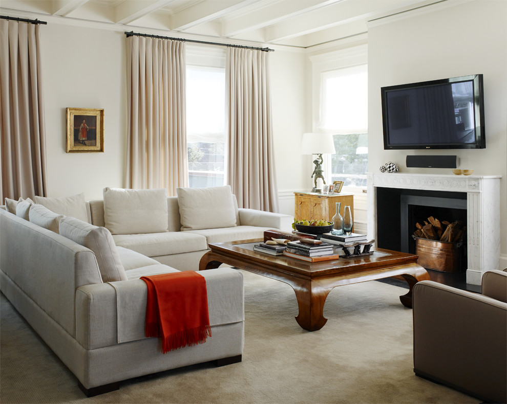 Klassisches Wohnzimmer mit weißer Wandfarbe und TV-Wand in San Francisco