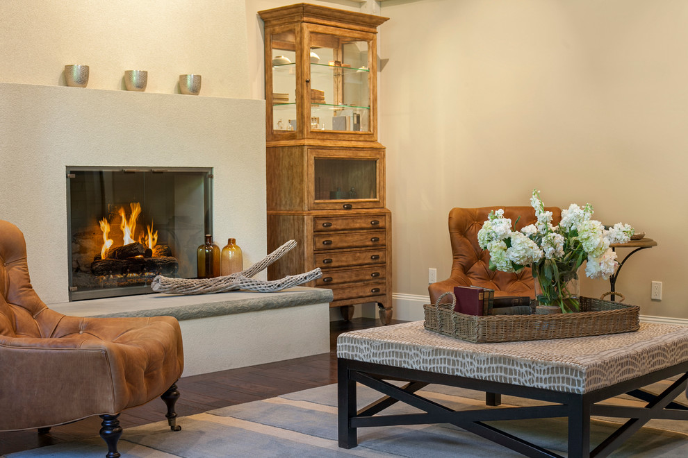 Foto di un grande soggiorno tradizionale stile loft con sala formale, pareti grigie, camino classico, cornice del camino in intonaco e nessuna TV