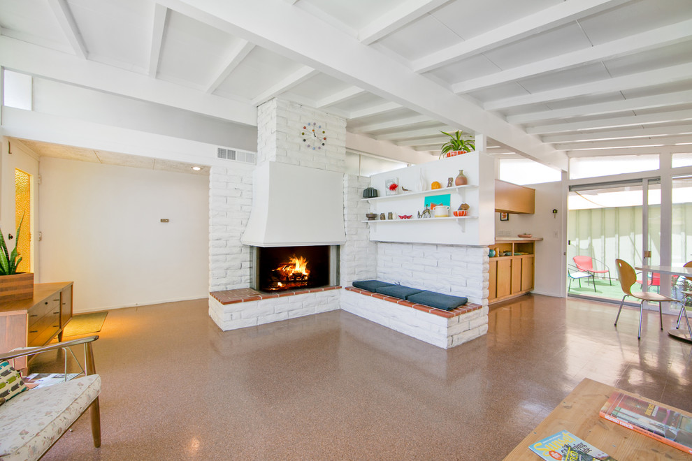 Retro Wohnzimmer mit weißer Wandfarbe, Eckkamin und Kaminumrandung aus Backstein in Orange County