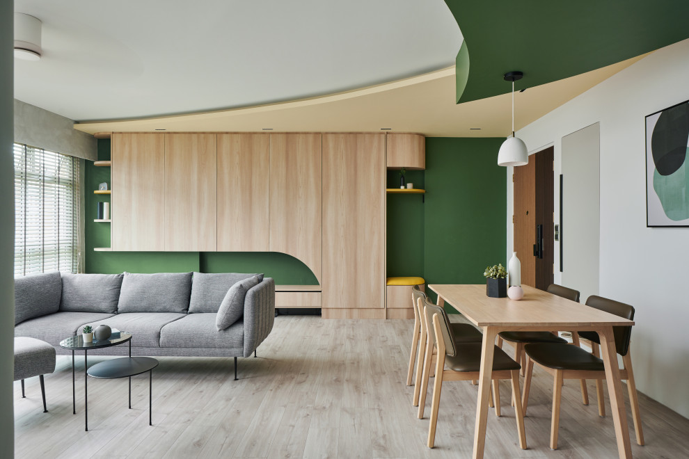 Esempio di un soggiorno design aperto con pareti verdi, parquet chiaro e pavimento beige