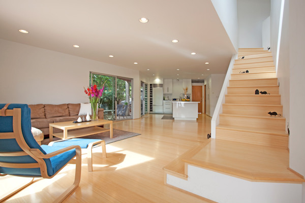Idee per un soggiorno design di medie dimensioni e aperto con pareti bianche, parquet chiaro e camino classico