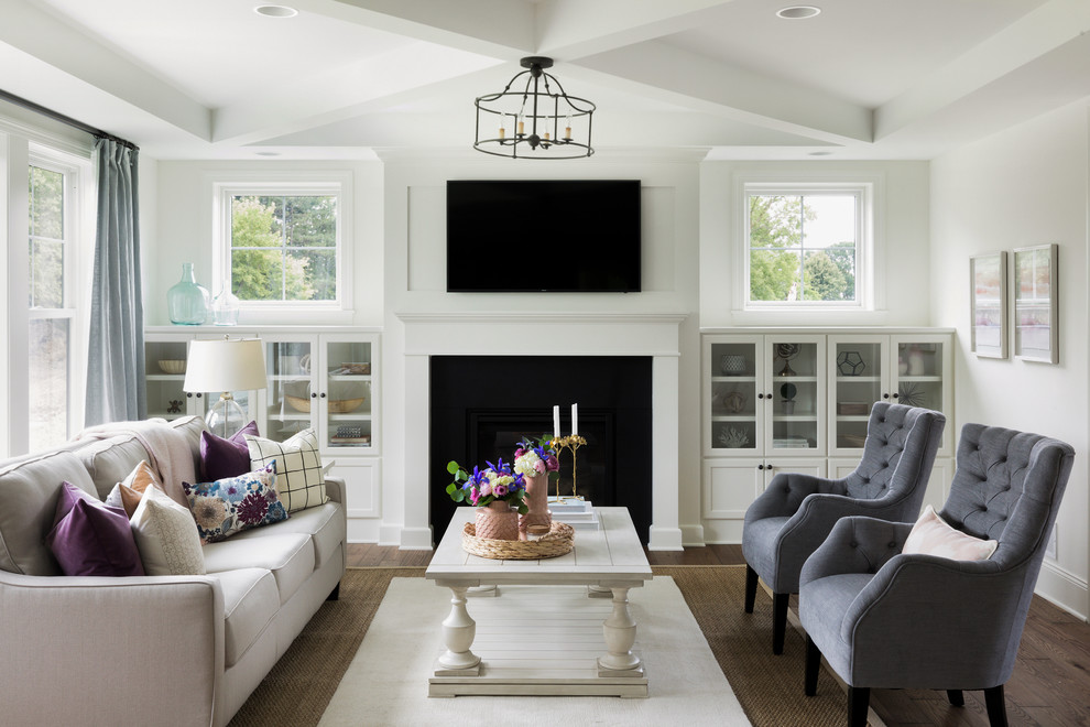 Foto di un soggiorno tradizionale di medie dimensioni con pareti bianche, parquet scuro, camino classico, TV a parete, pavimento marrone e sala formale