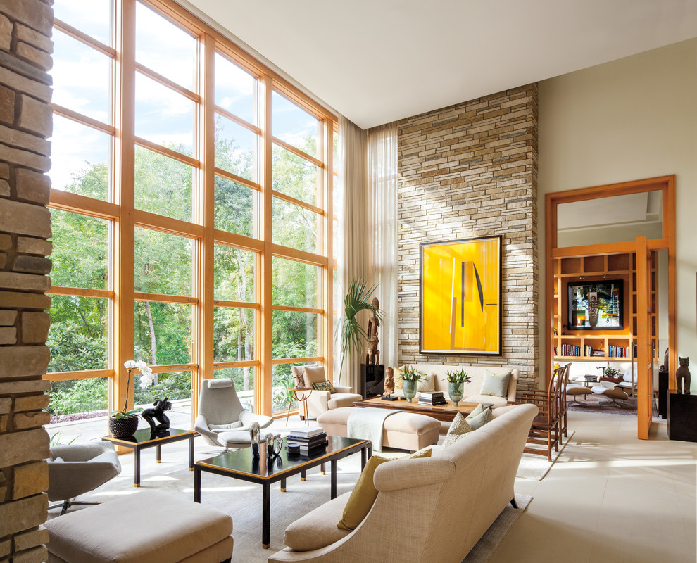 Idée de décoration pour un grand salon design ouvert avec un mur beige et un sol beige.