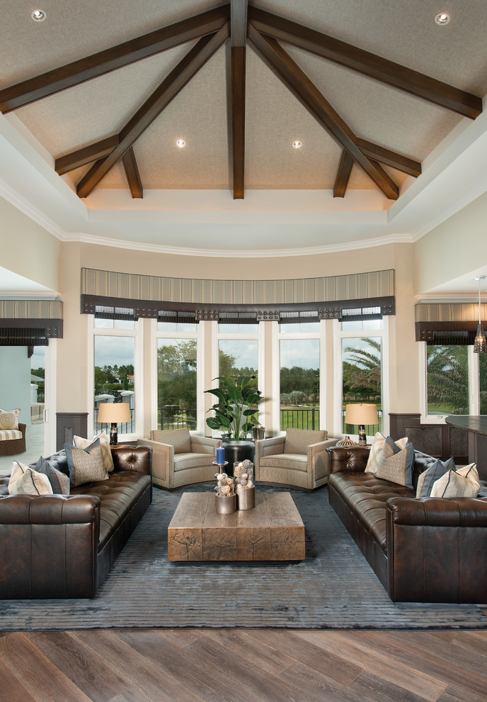 Immagine di un grande soggiorno chic aperto con sala formale, pareti beige, pavimento in legno massello medio e pavimento marrone