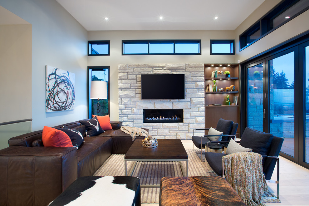 Repräsentatives Klassisches Wohnzimmer mit Kaminumrandung aus Stein, TV-Wand, beiger Wandfarbe und Gaskamin in Vancouver