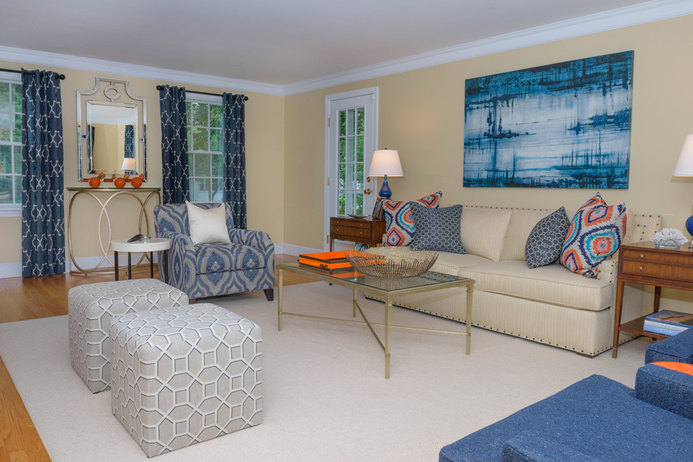 Mittelgroßes, Repräsentatives, Abgetrenntes Eklektisches Wohnzimmer ohne Kamin mit beiger Wandfarbe, braunem Holzboden und braunem Boden in Boston