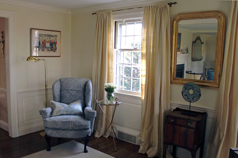 Immagine di un soggiorno tradizionale di medie dimensioni con pareti bianche e moquette