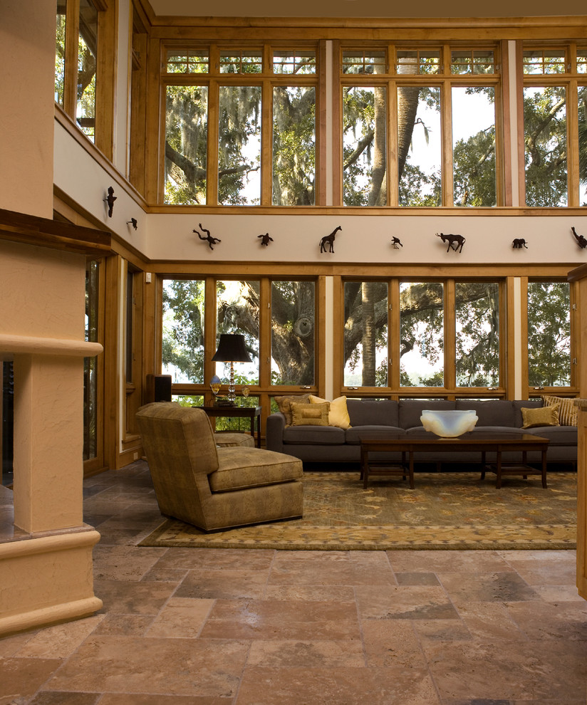 Esempio di un soggiorno contemporaneo aperto e di medie dimensioni con pareti beige e pavimento in travertino