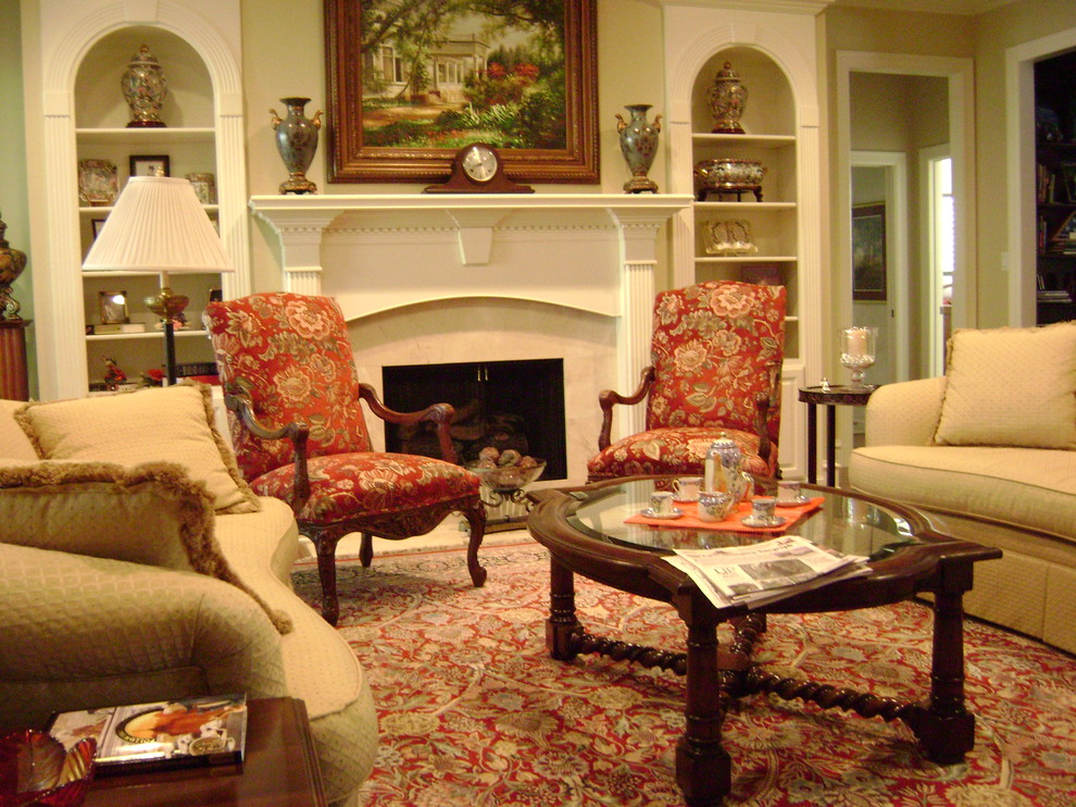 Example of a classic living room design in Austin