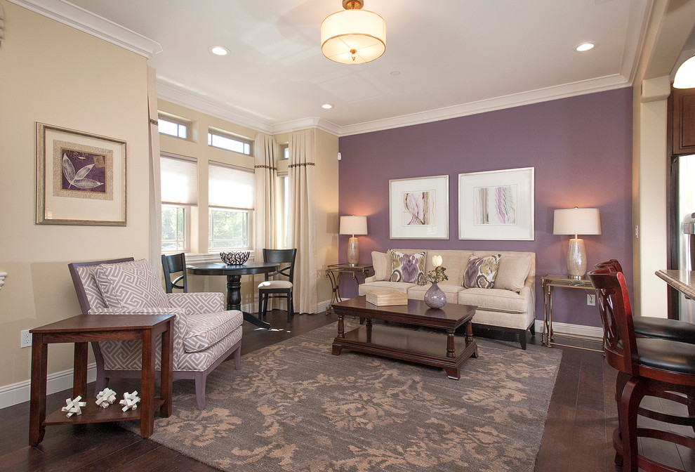 Источник вдохновения для домашнего уюта: изолированная гостиная комната в стиле неоклассика (современная классика) с фиолетовыми стенами, темным паркетным полом и фасадом камина из штукатурки