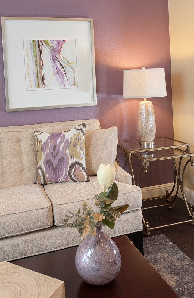 Immagine di un soggiorno classico di medie dimensioni e aperto con pareti viola e parquet scuro