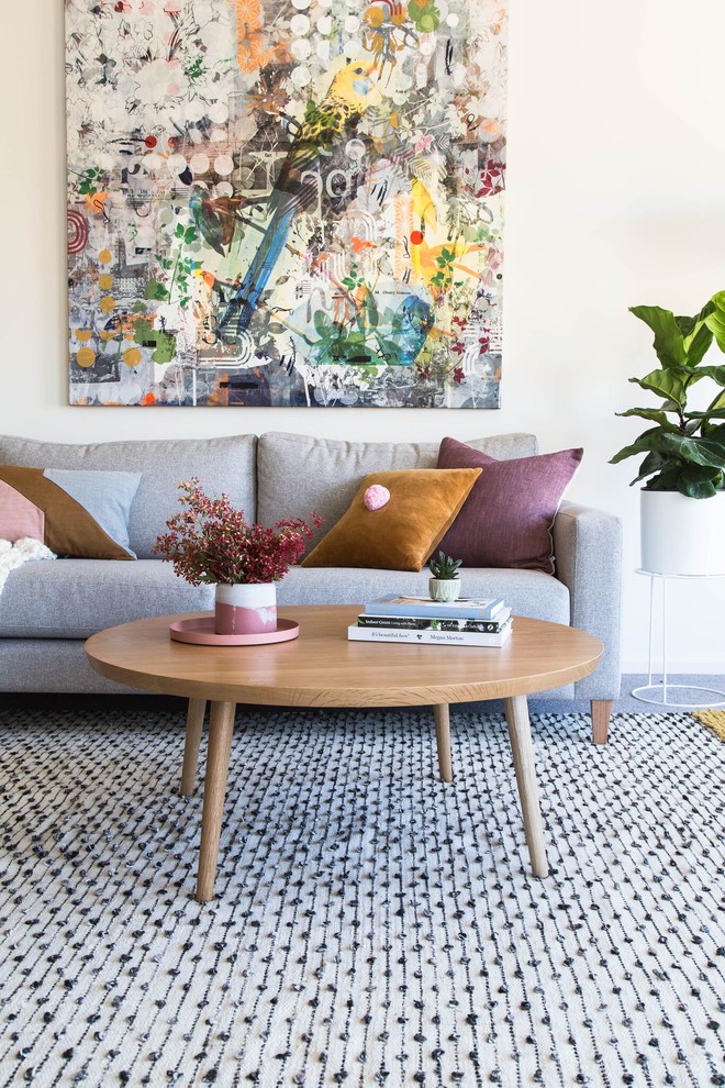 Immagine di un soggiorno minimal di medie dimensioni e aperto con pareti bianche e pavimento in legno massello medio
