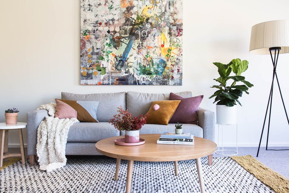 Cette image montre un salon nordique fermé avec une salle de réception, un mur blanc, moquette, un sol gris et éclairage.