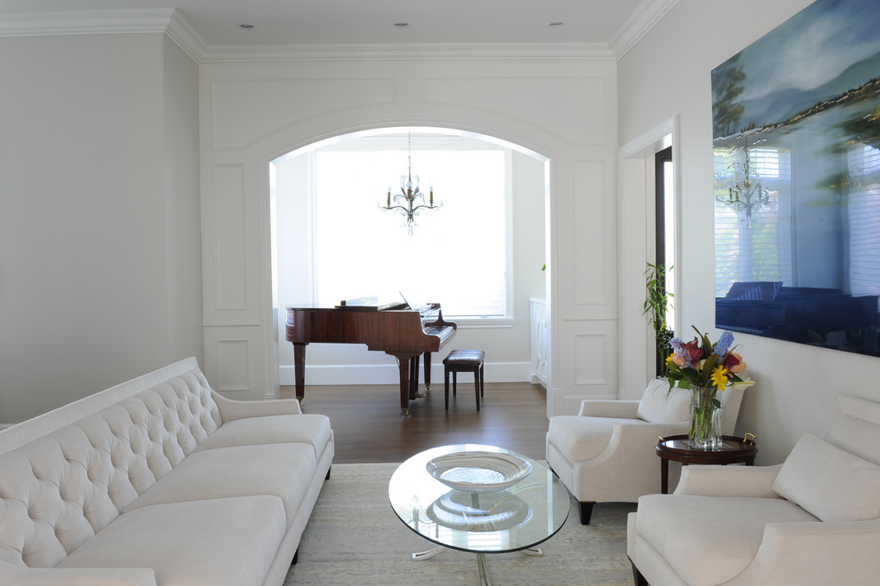 Идея дизайна: парадная, изолированная гостиная комната среднего размера в стиле неоклассика (современная классика) с белыми стенами и паркетным полом среднего тона