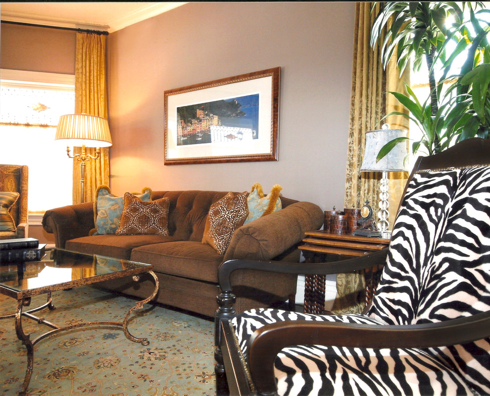 Источник вдохновения для домашнего уюта: парадная, изолированная гостиная комната среднего размера в викторианском стиле с коричневыми стенами, паркетным полом среднего тона и синим полом без телевизора, камина