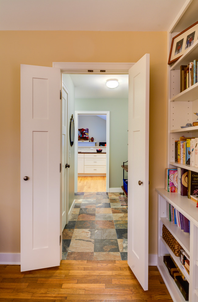 Idee per un soggiorno classico di medie dimensioni e chiuso con libreria, pareti gialle e pavimento in legno massello medio