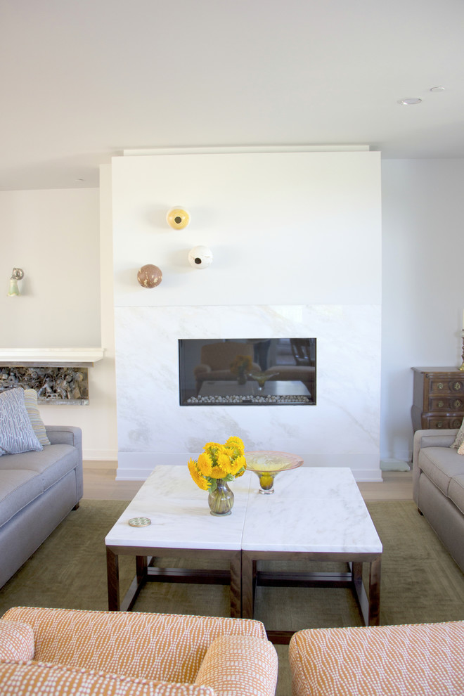 Foto di un soggiorno minimal di medie dimensioni e aperto con pareti bianche, parquet chiaro e camino lineare Ribbon