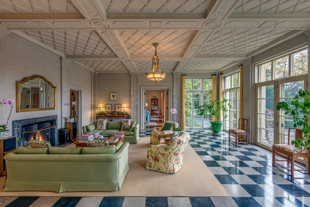 Cette photo montre un salon chic fermé avec une salle de réception, un mur beige, une cheminée standard, un manteau de cheminée en carrelage, aucun téléviseur et un sol multicolore.