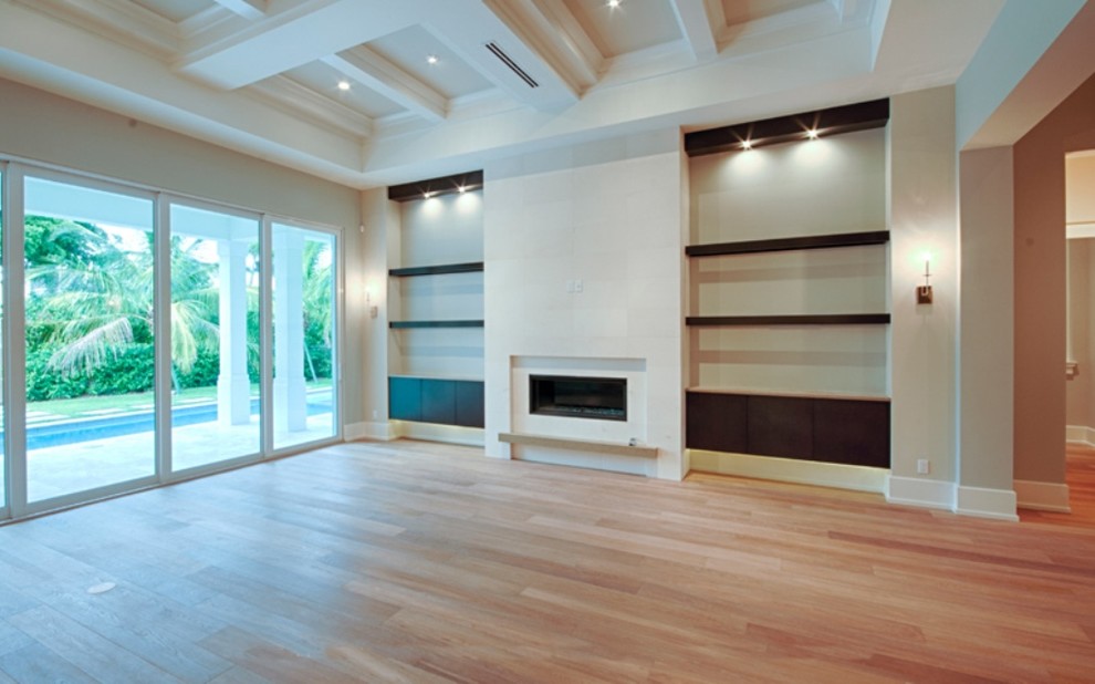 Foto de salón para visitas cerrado marinero grande con paredes beige, suelo de madera clara y televisor colgado en la pared