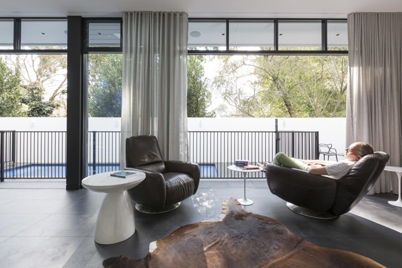 Пример оригинального дизайна: открытая гостиная комната среднего размера в стиле модернизм с полом из керамической плитки и черным полом