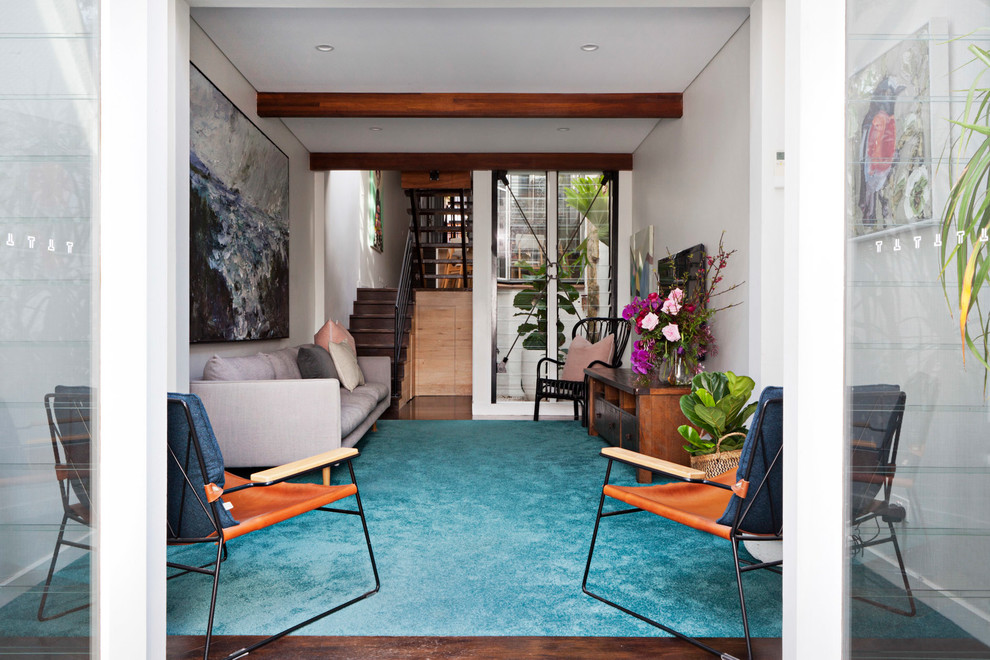 Mittelgroßes, Abgetrenntes Modernes Wohnzimmer ohne Kamin mit weißer Wandfarbe, dunklem Holzboden, TV-Wand und braunem Boden in Sydney