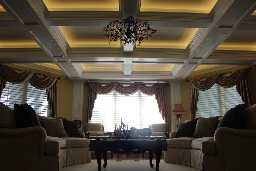 Repräsentatives, Mittelgroßes Klassisches Wohnzimmer mit braunem Holzboden in Washington, D.C.