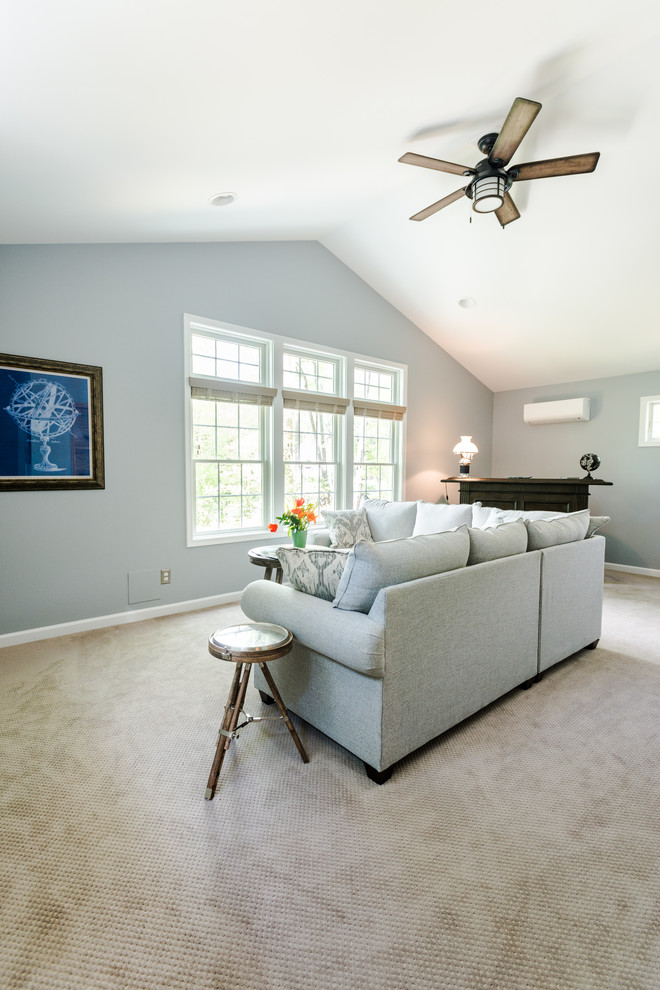 Ejemplo de salón cerrado de estilo americano grande con paredes azules, moqueta, televisor colgado en la pared y suelo beige