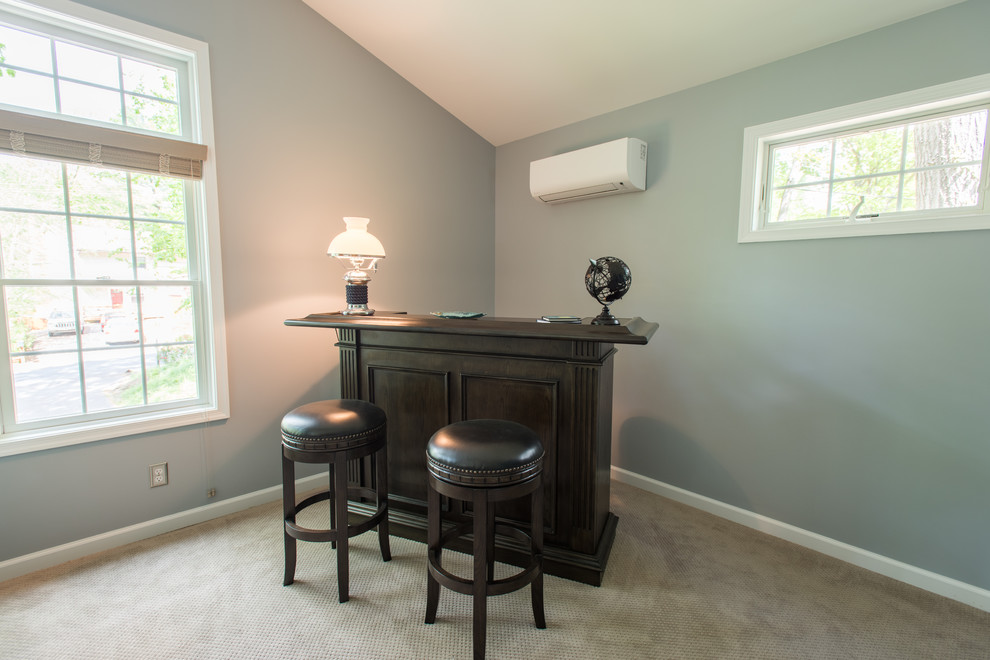 Idee per un grande soggiorno american style chiuso con pareti blu, moquette, TV a parete e pavimento beige
