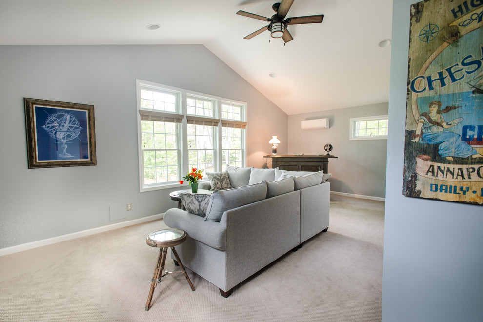 Foto di un grande soggiorno american style chiuso con pareti blu, moquette, TV a parete e pavimento beige