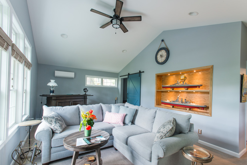 Foto di un grande soggiorno stile americano chiuso con pareti blu, moquette, TV a parete e pavimento beige