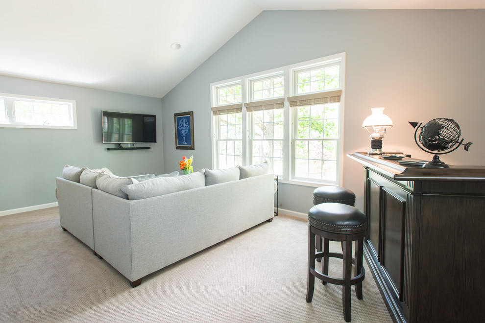 Стильный дизайн: большая изолированная гостиная комната в стиле кантри с синими стенами, ковровым покрытием, телевизором на стене и бежевым полом - последний тренд