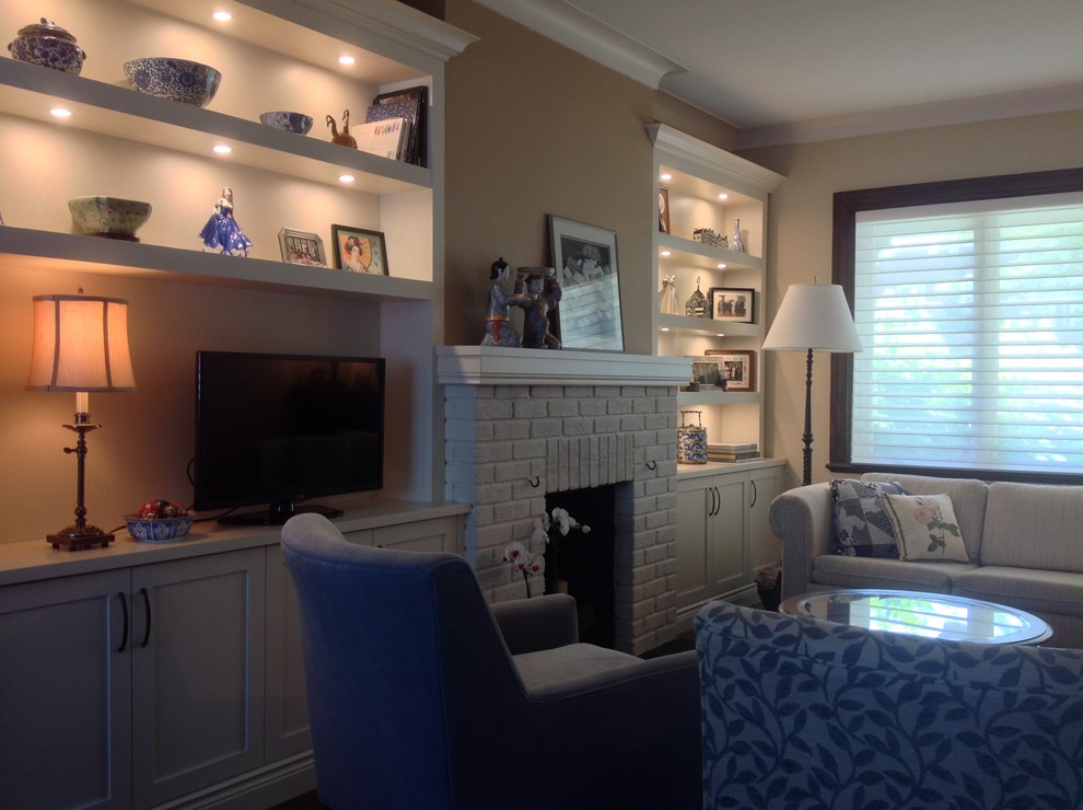 Foto di un soggiorno classico di medie dimensioni e chiuso con pareti beige, parquet scuro e parete attrezzata