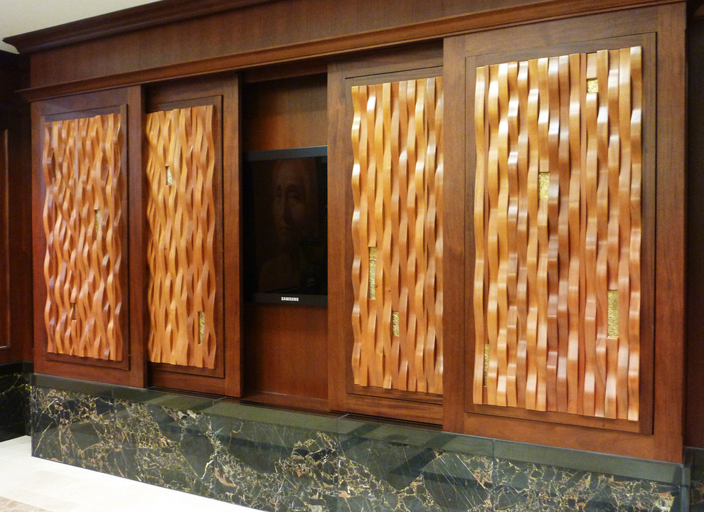 Diseño de salón para visitas abierto, actual, de tamaño medio, sin chimenea, con paredes marrones, suelo de baldosas de porcelana y pared multimedia
