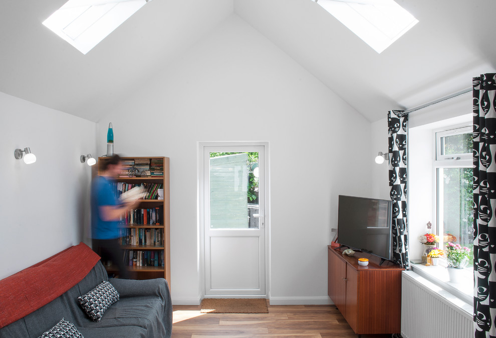 Imagen de salón tipo loft minimalista pequeño con suelo de madera oscura