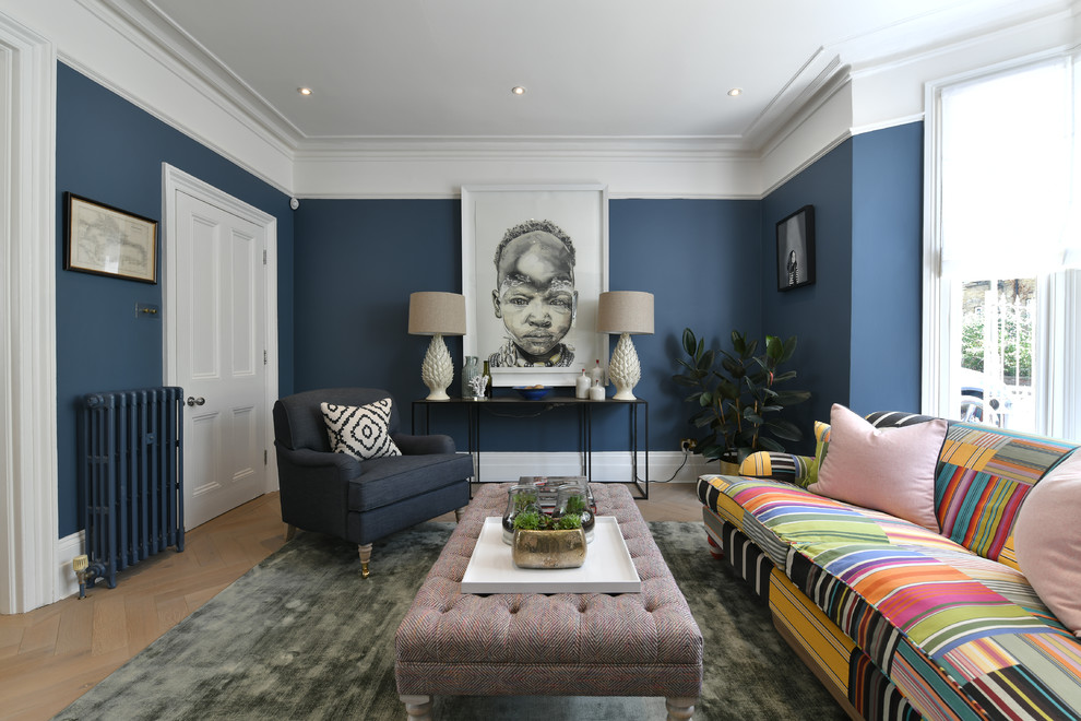 Источник вдохновения для домашнего уюта: гостиная комната в викторианском стиле с синими стенами