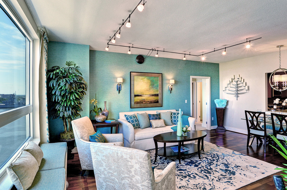 Foto di un piccolo soggiorno chic aperto con sala formale, pareti blu, pavimento in legno massello medio e nessun camino
