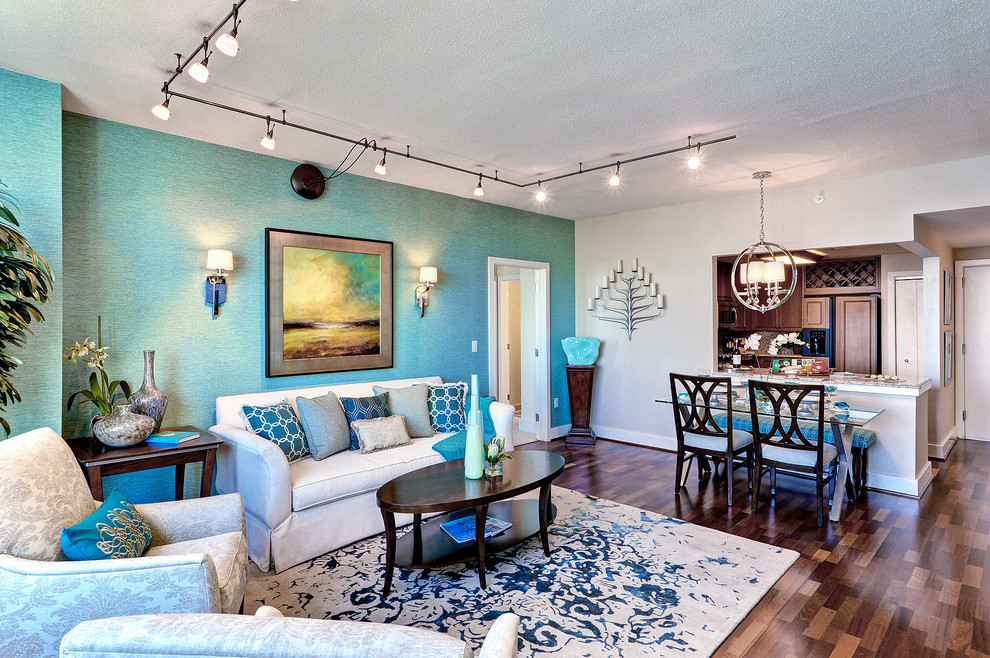 Diseño de salón para visitas abierto clásico renovado pequeño sin chimenea con paredes azules y suelo de madera en tonos medios