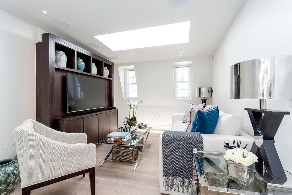 Idee per un soggiorno chic chiuso con sala formale, pareti bianche, parquet chiaro, TV a parete e pavimento beige